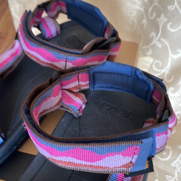 New Teva Hurricane sandals - Picture 7 of 7